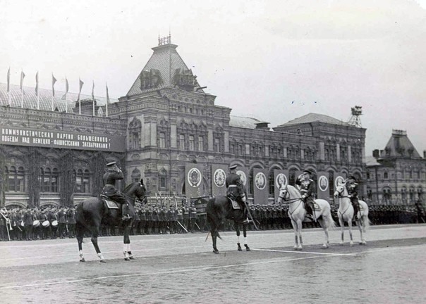 Фото жукова на параде победы 1945 на коне